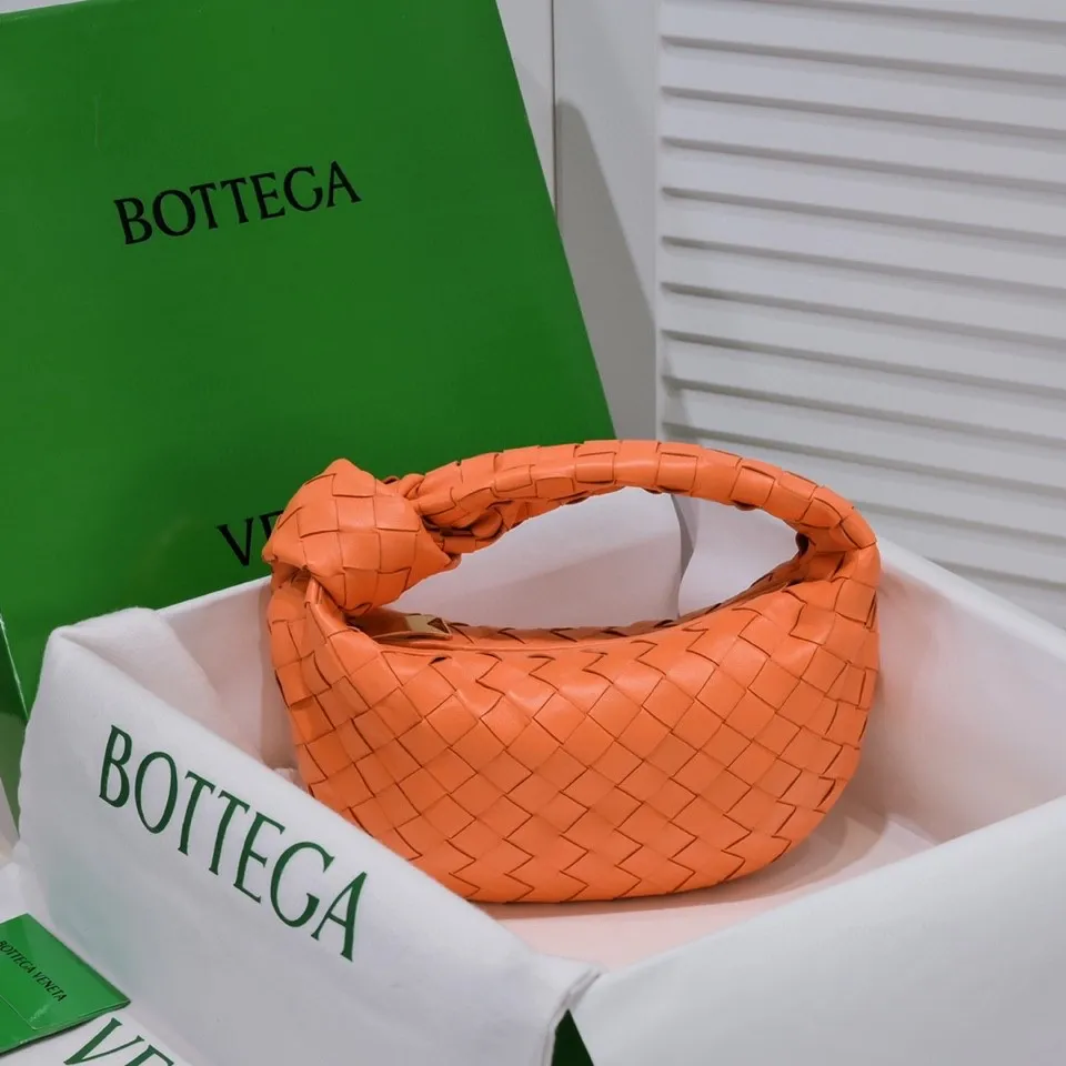 Batch 1120 BV Bottega Veneta's new early spring women's MINI JODIE handbag BV bag 🔥The new method is based on the original rounded corners, knotted with classic woven leather round hobo bag, The most iconic triangular pull-out design, using sheepskin draped soft shape, is super suitable for concave shapes~ Jodie feels really gentle to people, and is definitely the best item for daily matching. It has the same weave, new elements and twists, is compact and versatile, and is the new favorite of street style Internet celebrities! Dimensions: 23x28x8 Model: 6699-1